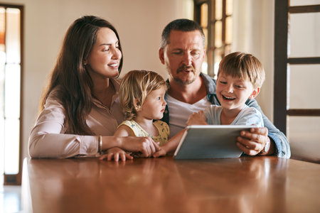 famille devant tablette tactile